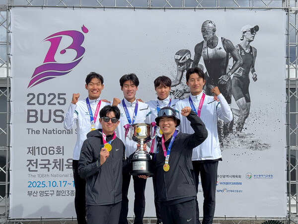 제106회 전국체육대회 철인3종경기에서 남자부 우승을 차지한 계룡건설 철인3종 선수단. (왼쪽 위부터 시계방향으로) 권민호 선수, 박찬욱 선수, 최규서 선수, 박상민 선수, 김민석 트레이너, 신성근 감독. 사진=계룡건설