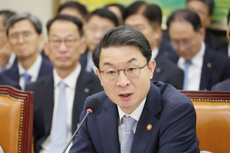 이억원 금융위원장이 지난 20일 서울 여의도 국회 정무위원회에서 열린 금융위원회 등에 대한 국정감사에서 의원 질의에 답하고 있다. 사진=연합뉴스