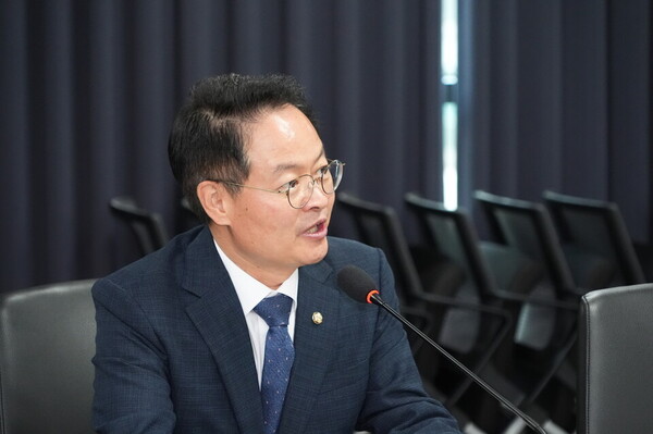 허영 더불어민주당 의원(사진)이 금융감독원으로부터 제출받은 자료에 따르면 2020년부터 지난 6월까지 은행·보험·증권사 지점 4곳 중 1곳이 문을 닫은 것으로 나타났다. 비대면 거래 확산에 따른 불가피한 변화라는 평가도 있지만 , 점포 축소 속도가 과도해 금융소비자의 접근성이 급격히 낮아졌다는 지적이 나온다. 사진=허영 의원실