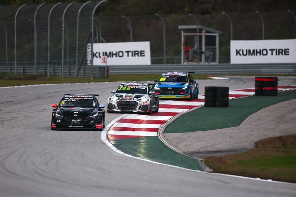 지난 17일부터 19일까지 강원도 인제군 인제 스피디움에서 열린 ‘금호 FIA TCR 월드 투어’ 주행 장면. 사진=금호타이어