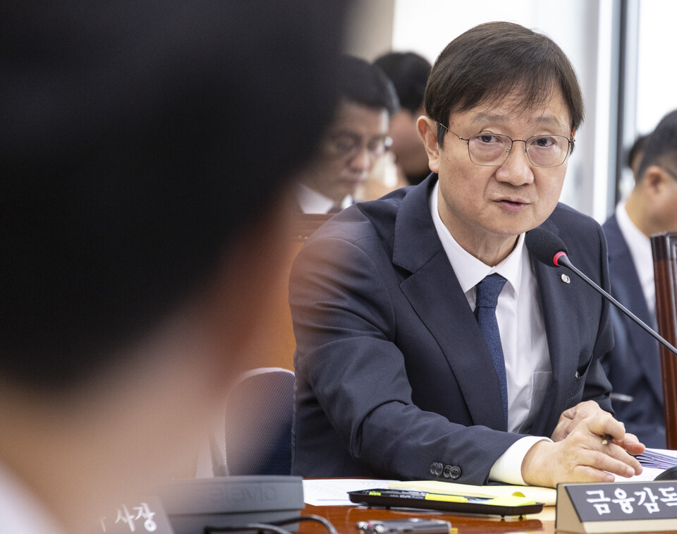 이찬진 금융감독원장(사진)이 BNK금융지주 차기 회장 선임 절차와 관련해 “특이한 면들이 많이 보여서 계속 챙겨보고 있는 상황”이라며 “문제 소지가 있으면 수시검사를 통해서 문제를 바로 잡을 수 있도록 최대한 노력하겠다”고 말했다. 사진=연합뉴스