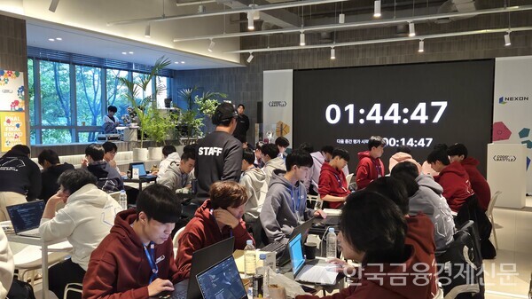 NYPC 코드배틀 참가자들이 문제를 풀고 있다. 사진=김성훈 기자