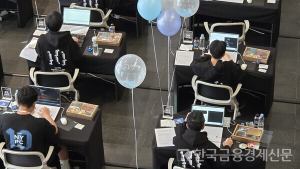 NYPC에 참가한 청소년들이 문제를 풀고 있다. 사진=김성훈 기자