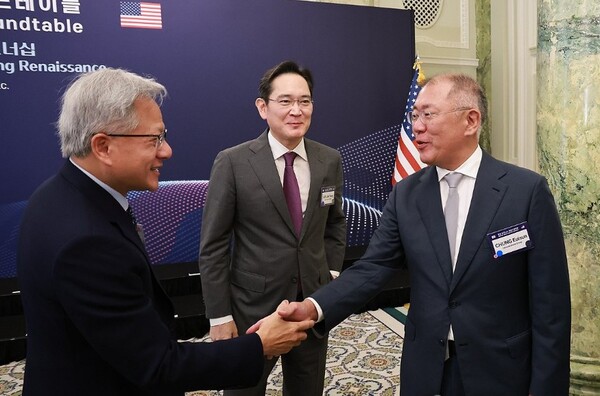 이재용 삼성전자 회장, 정의선 현대차그룹 회장이 지난 8월 25일(현지시간) 미국 워싱턴DC 윌라드 호텔에서 열린 한미 비즈니스 라운드 테이블에서 젠슨 황 엔비디아 최고경영자와 인사하고 있다. 사진=연합뉴스