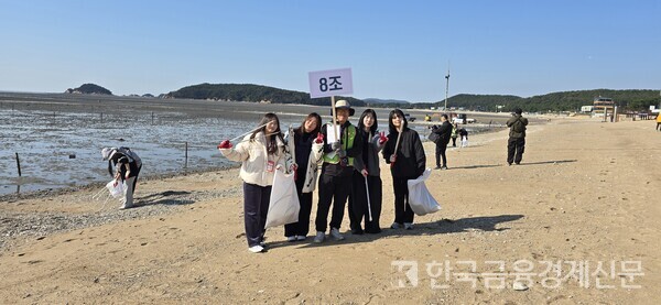 기브셔틀 참가자들이 조원들과 추억을 남기기 위한 기념사진 촬영에 임하고 있다. 사진=정진아 기자