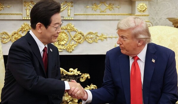 이재명 대통령이 지난 8월 25일(현지시간) 미국 워싱턴 DC 백악관 오벌오피스에서 도널드 트럼프 미국 대통령과 한미 정상회담을 하고 있다. 사진=연합뉴스