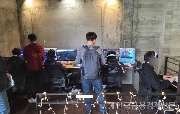 평일 오후에도 팝업스토어를 찾은 팬들이 붉은사막을 시연해보고 있다. 사진=김성훈 기자