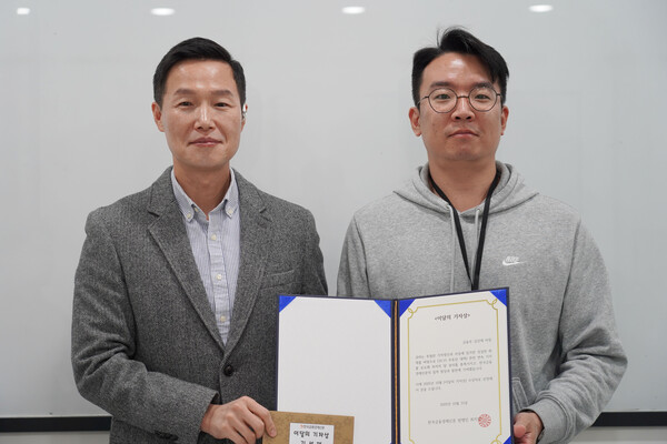 김선재 한국금융경제신문 금융부 기자(오른쪽)가 최지현 한국금융경제신문 발행인으로부터 이달의 기자상을 받고 기념촬영을 했다. 사진=한국금융경제신문