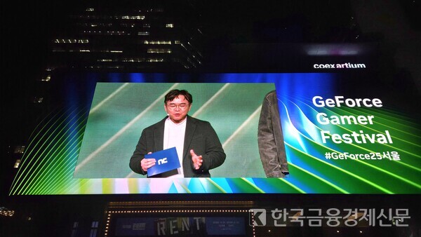 백승옥 총괄 PD가 무대에 올라 아이온2를 소개하고 있다. 사진=김성훈 기자