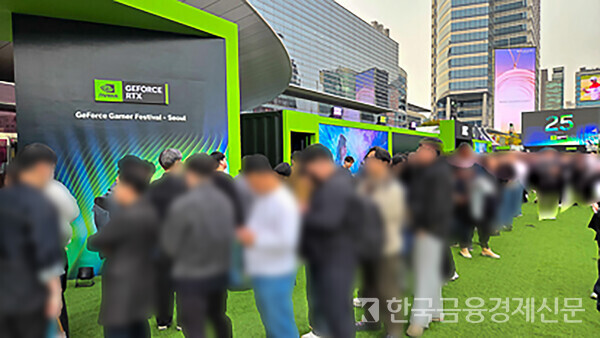 엔씨소프트의 ‘아이온2 시연 부스 앞에 오픈 전부터 시연을 위해 모인 사람들이 줄 서있다. 사진=김성훈 기자