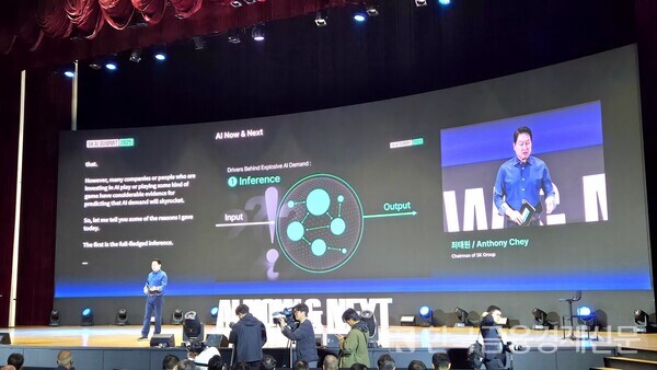 최태원 SK그룹 회장이 3일 서울 강남구 코엑스에서 열린 ‘SK AI 서밋’에서 기조연설을 하고 있다. 사진=김성훈 기자