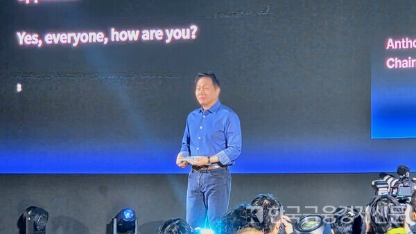 3일 서울 강남구 코엑스에서 진행된 SK AI 서밋에서 기조연설 중인 최태원 SK그룹 회장. 사진=김성훈 기자