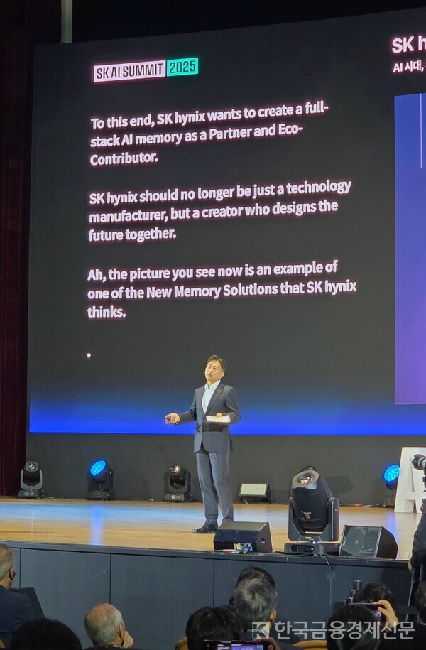 ‘SK AI 서밋’에서 발표 중인 곽노정 SK하이닉스 사장. 사진=김성훈 기자
