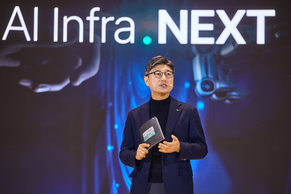 정재헌 SKT CEO가 3일 열린 ‘SK AI Summit 2025’에서 발표하고 있는 모습. 사진=SKT