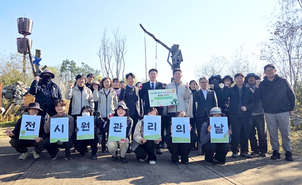 지난 3일 천창호 기술보증기금 이사(둘째 줄 왼쪽에서 5번째)와 신창호 국립세종수목원장(둘째줄 왼쪽에서 6번째)을 포함한 꿀벌 생태계 회복 기부 행사 참석자들이 기념 촬영을 하고 있다. 사진=기술보증기금