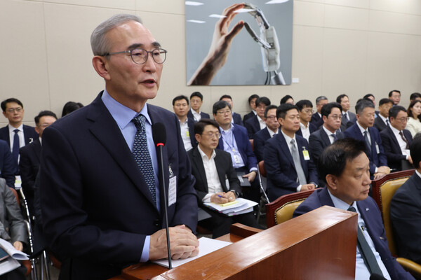 지난달 21일 국회 과학기술정보방송통신위원회에서 열린 정보통신기술(ICT) 분야 산하기관 국정감사에서 김영섭 KT 대표이사가 해킹사태와 관련한 위원 질의에 답하고 있다. 사진=연합뉴스