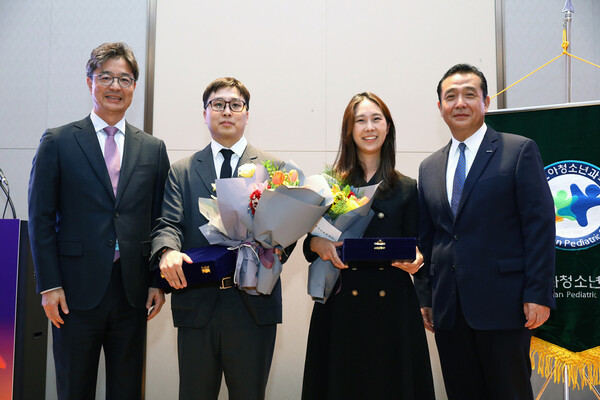 지난 6일 열린 ‘2025 두산연강 소아청소년과 학술상’ 시상식에서 참석자들이 기념촬영을 하고 있다. (왼쪽부터) 대한소아청소년과학회 김한석 이사장, 지니너스 서은섭 책임연구원, 중앙대학교병원 이다혜 조교수, 두산연강재단 이원재 대표이사. 사진=두산뉴스룸