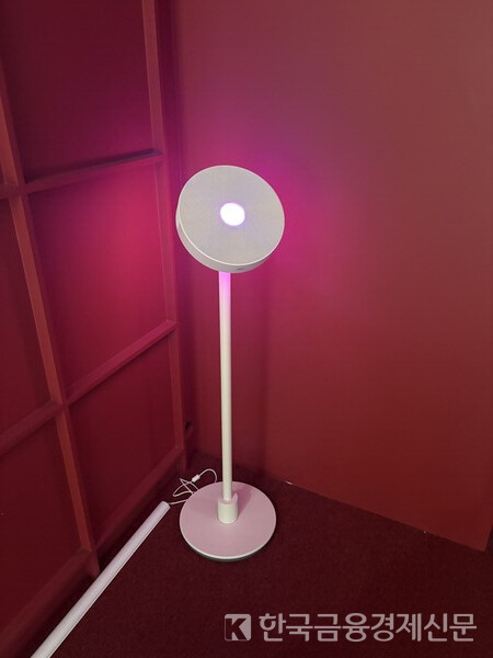 무드등 기능을 사용하고 있는 LG 무드메이트 기기. 사진=최예헌 기자