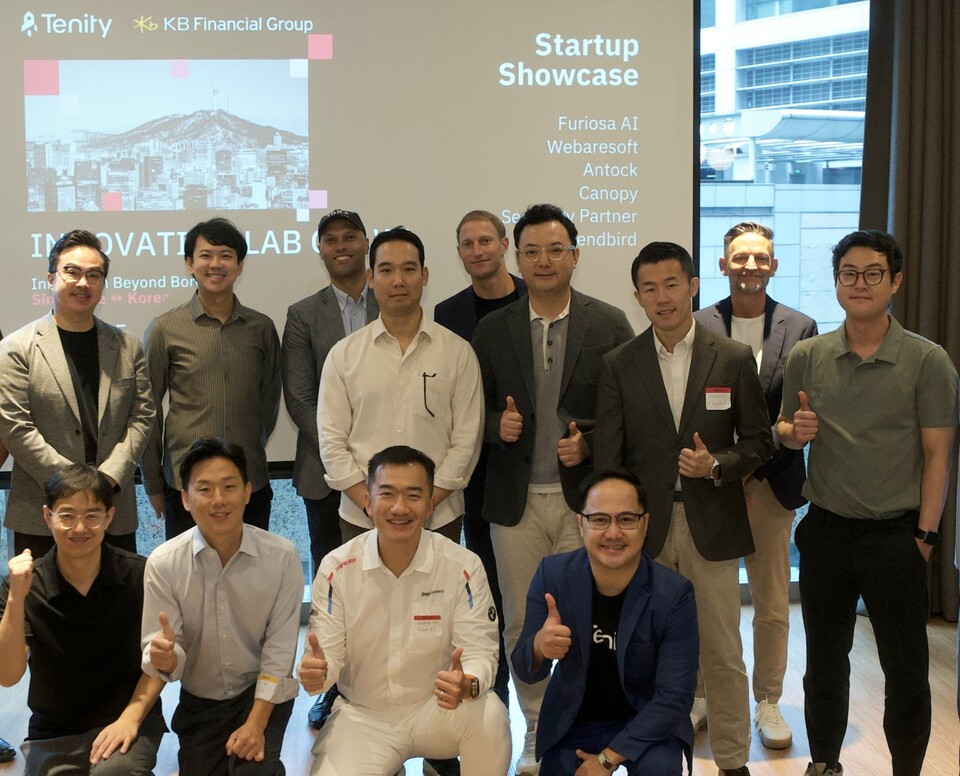 지난 10일 싱가포르 현지에서 진행된 ‘KB Demo Day’ 행사에서 ‘KB스타터스 싱가포르’ 선발 기업과 글로벌 VC, AC, 유관기관의 관계자들이 기념촬영을 하고 있다. 사진=KB금융그룹