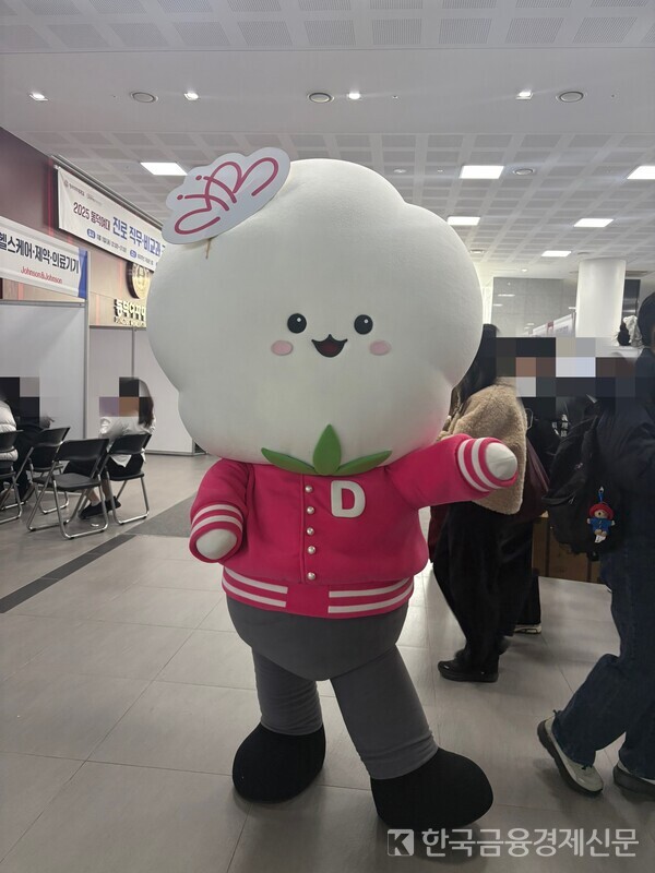동덕여대 마스코트 ‘솜솜이’가 ‘2025 동덕여대 진로 직무·비교과 공동 박람회’에 참석해 포즈를 취하고 있다. 사진=최예헌 기자