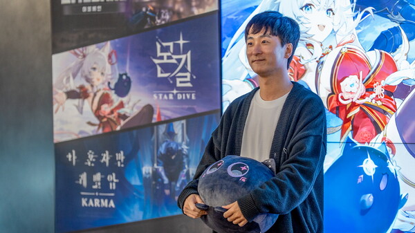 이동조 넷마블몬스터 PD가 ‘지스타 2025’ 출품작 미디어 시연회에서 기념사진을 촬영하고 있다. 사진=넷마블 