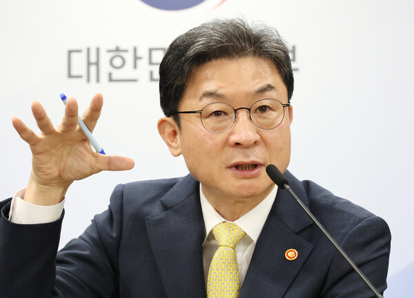 이억원 금융위원장이 최근 신용대출 증가에도 불구하고 가계부채 건전성에는 당장 위협이 되지 않는다고 12일 밝혔다. 사진=연합뉴스.