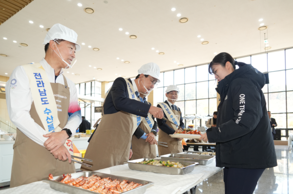 우리수산물데이 배식 사진(왼쪽부터)김택수 선수촌장, 노동진 수협중앙회장, 박영채 전남도 해양수산국장, 최현호 해수부 수산정책실장. 사진=대한체육회