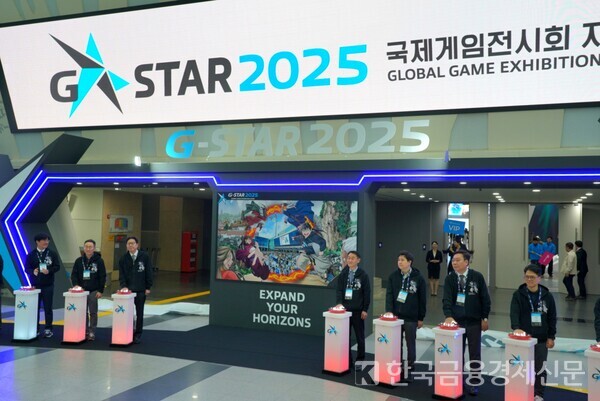 (오른쪽에서 네번째)조영기 한국게임산업협회 협회장과 (왼쪽에서 3번째)박형준 부산시장을 비롯한 내빈들이 지스타 2025 개막식 퍼포먼스를 선보이고 있다. 사진=김성훈 기자