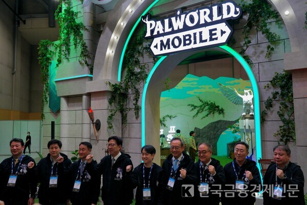개막식에 참석한 내빈들이 크래프톤 ‘팰월드 모바일 부스 앞에서 기념사진을 촬영하고 있다. 사진=김성훈 기자