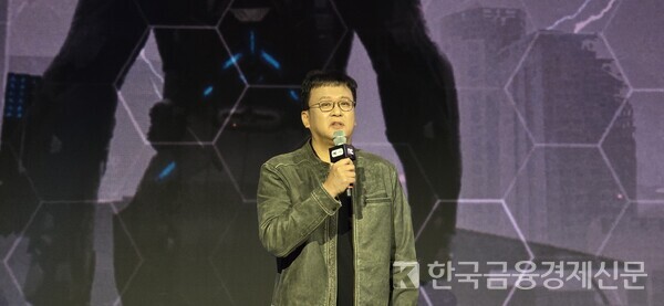 배재현 신더시티 총괄 프로듀서가 게임에 대해 소개하고 있다. 사진=정진아 기자