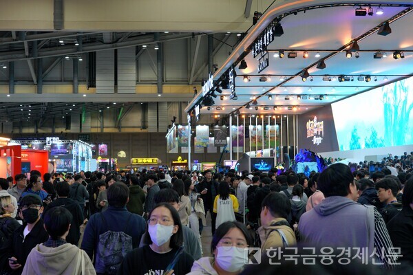 지스타 첫날 오전부터 현장을 찾은 관람객들로 북적이고 있다. 사진=김성훈 기자