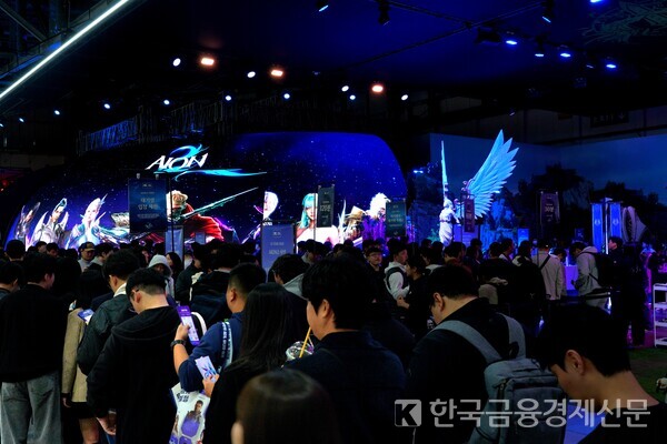 입장 30분 만에 4시간 대기가 필요했던 아이온2 시연 부스 대기줄. 사진=김성훈 기자