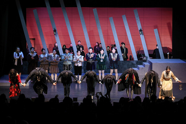 연장을 가득 메운 관객들은 성악가들의 열창과 오케스트라의 정교한 연주에 큰 박수로 화답했으며 커튼콜에서는 기립박수가 이어졌다. 사진=성동문화재단