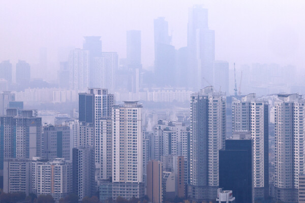 지난달 부동산·가계대출 규제와 긴 추석 연휴에도 불구하고 금융권 전체 가계대출이 5조원 가까이 늘어난 것으로 나타났다. 사진=연합뉴스