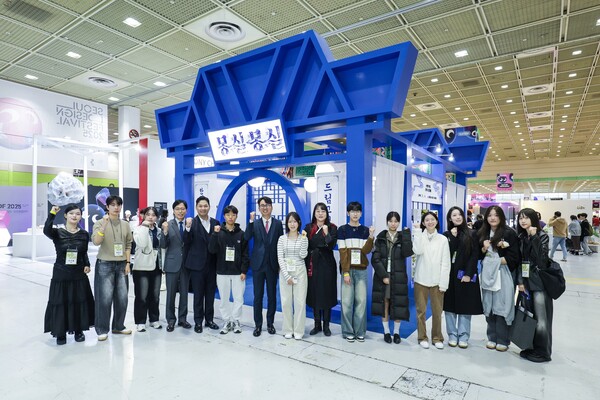 ‘몽실몽실(夢室夢室)  드림그림의 꿈이 담긴 공간’ 전시부스 앞에서 기념 촬영 중인 드림그림 장학생 및 멘토와 관계자들. 사진=한국메세나협회