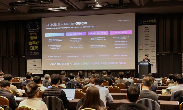 지용구 더존비즈온 성장전략부문 대표가 서울 코엑스에서 열린 ‘제25회 공공솔루션마켓’에서 ONE AI PE 기반 공공 혁신 사례를 발표하고 있다. 사진=더존비즈온