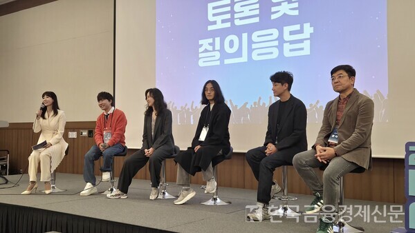 스마일게이트 플레이 ‘플레이 펀 앤 굿’에 참가한 사회자와 연사들, (왼쪽부터) 정소림 캐스터, 도티 샌드박스 네트워크 대표, 옥성아 비타콘 대표, 임바다 바다게임즈 대표, 한재영 스마일게이트 메가포트 이사, 정덕현 문화평론가. 사진=김성훈 기자