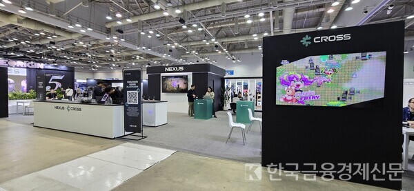 넥써쓰 부스 구조는 카페를 연상시켰다. 넥써쓰 부스엔 비즈니스 미팅과 업무를 진행하기 위한 국내외 바이어들이 모였다. 사진=정진아 기자