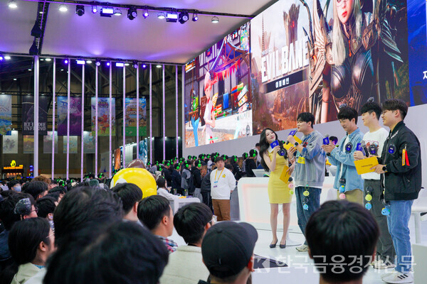 ‘지스타 2025’ 넷마블 부스가 시연 참가와 인플루언서 이벤트를 위해 모인 관람객들로 바글거린다. 사진=김성훈 기자