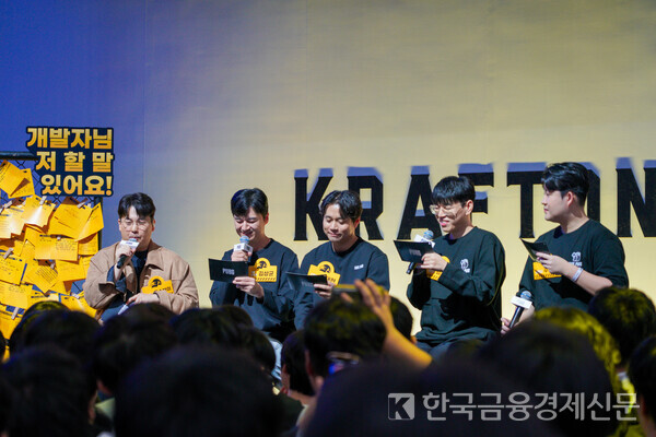 크래프톤이 ‘핫드랍 이벤트’를 통해 팬들의 궁금증을 해소하는 시간을 가졌다, (왼쪽부터) 지수보이, 김상균 펍지 스튜디오 본부장, 김태현 디렉터, 김블루, 주키니. 사진=김성훈 기자