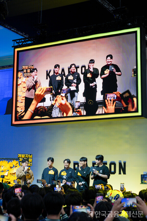 지난 15일 크래프톤 부스 무대에서 인플루언서와 개발진이 ‘핫드랍 이벤트’를 진행 중이다. 사진=김성훈 기자