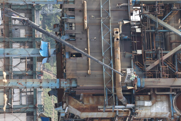 지난 9일 오후 울산화력발전소 내부에서 보일러 타워 4·6호기 발파 사전 작업을 위해 고소작업차가 투입돼 타워 외부를 살피고 있다. 사진=연합뉴스