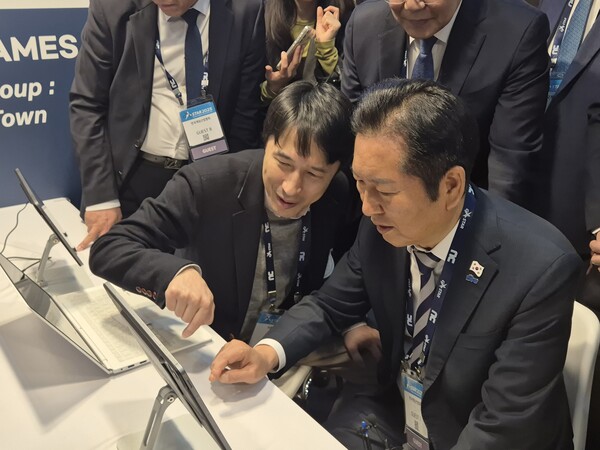 (오른쪽에서 첫 번째)정청래 더불어민주당 대표가 ‘지스타(G-STAR) 2025’에서 시연하고 있다. 사진=게임기자단