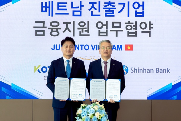 김종호 기술보증기금 이사장(오른쪽)과 강규원 신한베트남은행 법인장이 업무협약 후 기념 촬영을 하고 있다. 사진=기술보증기금