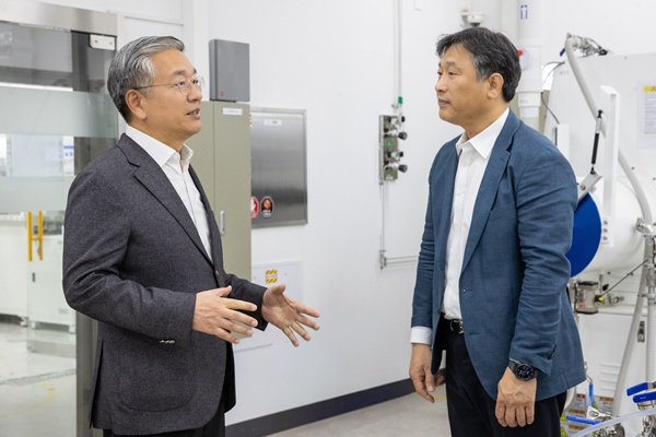 김종호 기술보증기금 이사장(왼쪽)이 신동욱 솔리비스 대표와 함께 사업장을 둘러보고 애로사항을 듣고 있다. 사진=기술보증기금