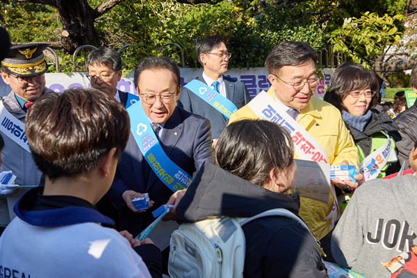 지난 18일 김인 새마을금고중앙회장(가운데 왼쪽)과 윤호중 행정안전부 장관 및 기타 관계자가 부산 수영구 광남초등학교에서 어린이 등·하굣길 안전 확보를 위해 안전물품과 리플릿 등을 나눠주고 있다. 사진=새마을금고중앙회