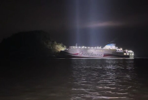 19일 오후 8시 17분께 전남 신안군 장산도 남방 족도에 여객선 퀸제누비아2호가 좌초돼 해경이 구조 작업을 벌이고 있다. 사진=목포해경