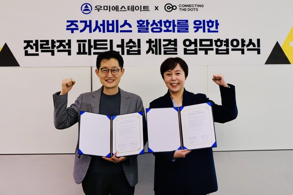 지난 19일 강남 린스퀘어에서 김병권 우미에스테이트 대표(왼쪽)와 김희정 커넥트더닷츠 대표가 MOU 체결 후 기념사진 촬영에 임하고 있다. 사진=우미에스테이트