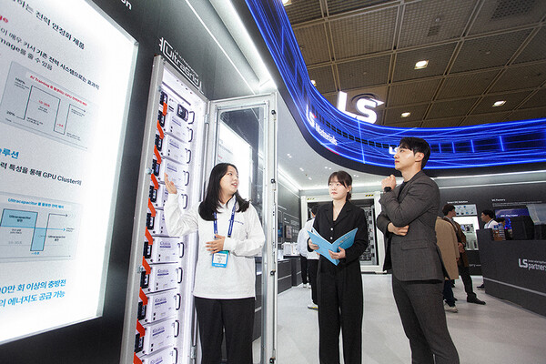 코엑스 ‘인터배터리 2025’의 LS 전시관에서 직원이 관람객들에게 전시 제품에 대해 설명하고 있다. 사진=LS그룹