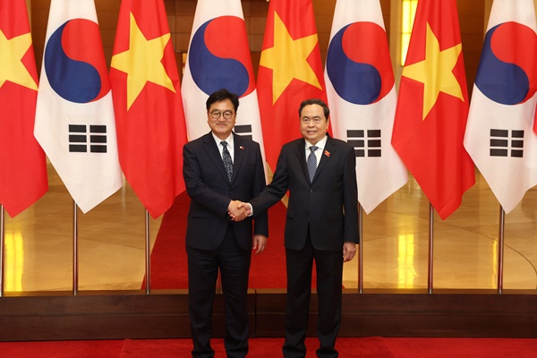 우원식 국회의장이 쩐 타잉 먼 베트남 국회의장과 기념 촬영을 하고 있다. 사진=대한민국 국회